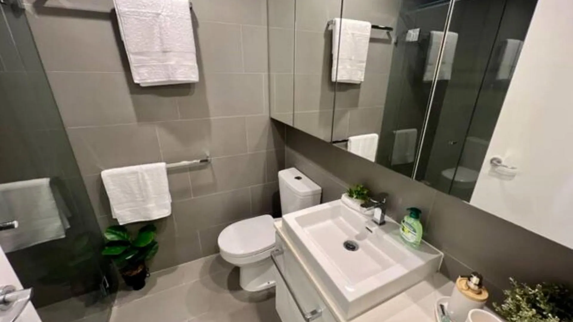 브리즈번 2-Bed With Pool, Gym, Parking And Balcony 아파트